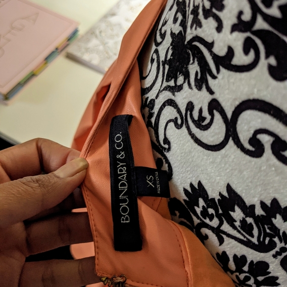 Super cute vegan leather skirt in XS! EUC - Picture 5 of 5